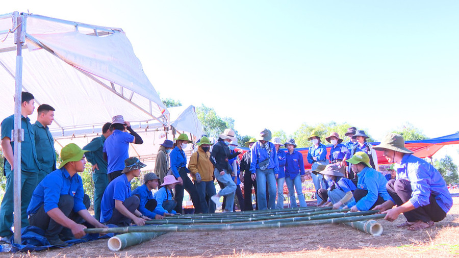 Các thanh niên nhập ngũ và đoàn viên thanh niên huyện Chư Prông tổ chức trò chơi dân gian. Ảnh: Phương Dung Các thanh niên nhập ngũ và đoàn viên thanh niên huyện Chư Prông tổ chức trò chơi dân gian. Ảnh: Phương Dung