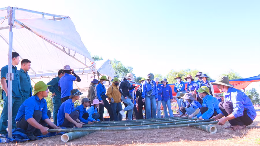 Các thanh niên nhập ngũ và đoàn viên thanh niên huyện Chư Prông tổ chức trò chơi dân gian. Ảnh: Phương Dung