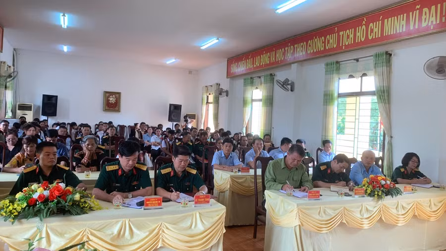 Các đại biểu dự lễ ra mắt câu lạc bộ "Cặp hộ 4 tốt". Ảnh: Vĩnh Hoàng