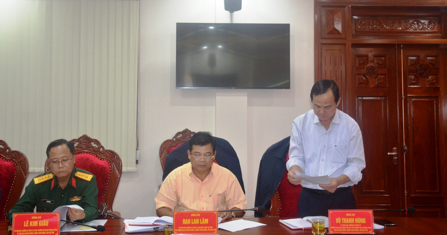 Lãnh đạo Ban Nội chính Tỉnh ủy trình bày báo cáo tại phiên họp. Ảnh: Vĩnh Hoàng Lãnh đạo Ban Nội chính Tỉnh ủy trình bày báo cáo tại phiên họp. Ảnh: Vĩnh Hoàng