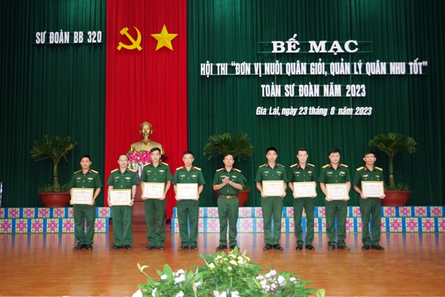 Ban tổ chức trao giải cho các cá nhân và tập thể đạt thành tích cao tại hội thi. Ảnh: Vĩnh Hoàng