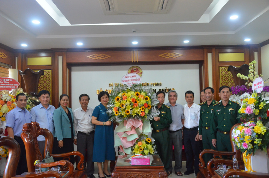 Các cơ quan, đơn vị chúc mừng ngày truyền thống Bộ đội Biên phòng. Ảnh: Vĩnh Hoàng