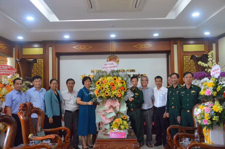 Các cơ quan, đơn vị chúc mừng ngày truyền thống Bộ đội Biên phòng. Ảnh: Vĩnh Hoàng