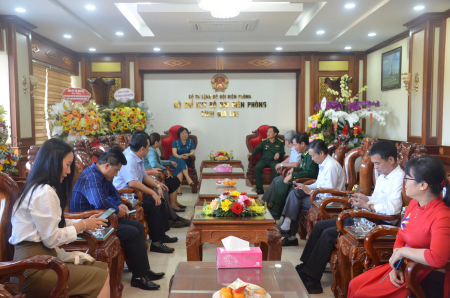 Quang cảnh buổi thăm, chúc mừng Bộ đội Biên phòng. Ảnh: Vĩnh Hoàng