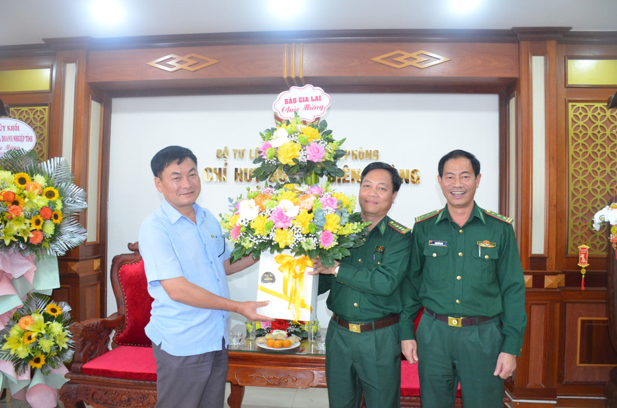 Ông Huỳnh Kiên-Tổng Biên tập Báo Gia Lai tặng hoa chúc mừng lực lượng Bộ đội Biên phòng. Ảnh: Vĩnh Hoàng