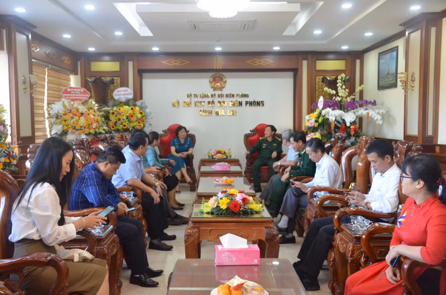 Quang cảnh buổi thăm, chúc mừng Bộ đội Biên phòng. Ảnh: Vĩnh Hoàng