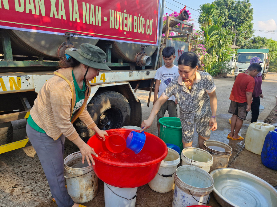 Người dân chắt chiu từng dòng nước mát. Ảnh: Vĩnh Hoàng Người dân chắt chiu từng dòng nước mát. Ảnh: Vĩnh Hoàng