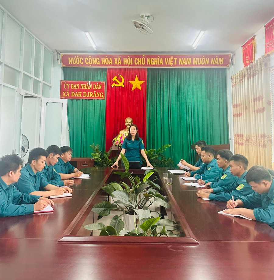 Buổi sinh hoạt Chi bộ Quân sự xã Đak Djrăng. Ảnh: Vĩnh Hoàng Buổi sinh hoạt Chi bộ Quân sự xã Đak Djrăng. Ảnh: Vĩnh Hoàng