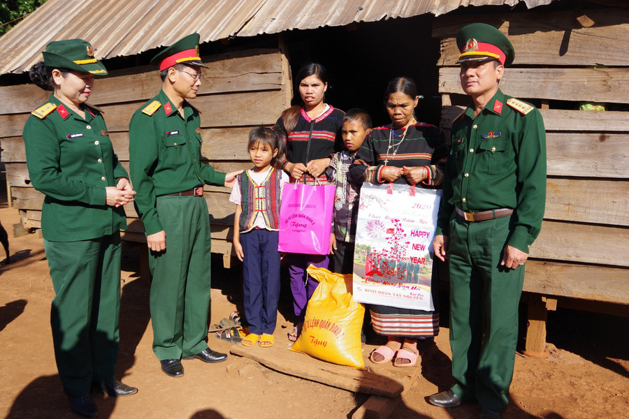 Lãnh đạo Sư đoàn 320 tặng quà cho người dân có hoàn cảnh khó khăn tại huyện Chư Păh. Ảnh: Vĩnh Hoàng