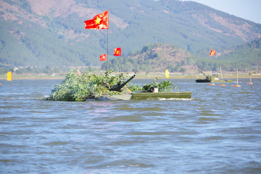 Sư đoàn 320 huấn luyện nội dung xe tăng thiết giáp vượt sông. Ảnh: Vĩnh Hoàng