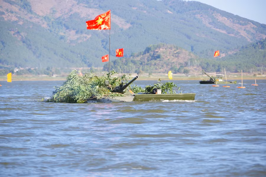 Sư đoàn 320 huấn luyện nội dung xe tăng thiết giáp vượt sông. Ảnh: Vĩnh Hoàng Sư đoàn 320 huấn luyện nội dung xe tăng thiết giáp vượt sông. Ảnh: Vĩnh Hoàng