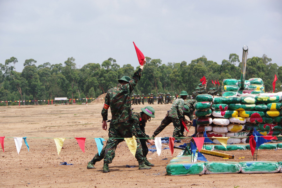 Cán bộ, chiến sĩ Sư đoàn 320 huấn luyện nội dung đánh thuốc nổ. Ảnh: Vĩnh Hoàng