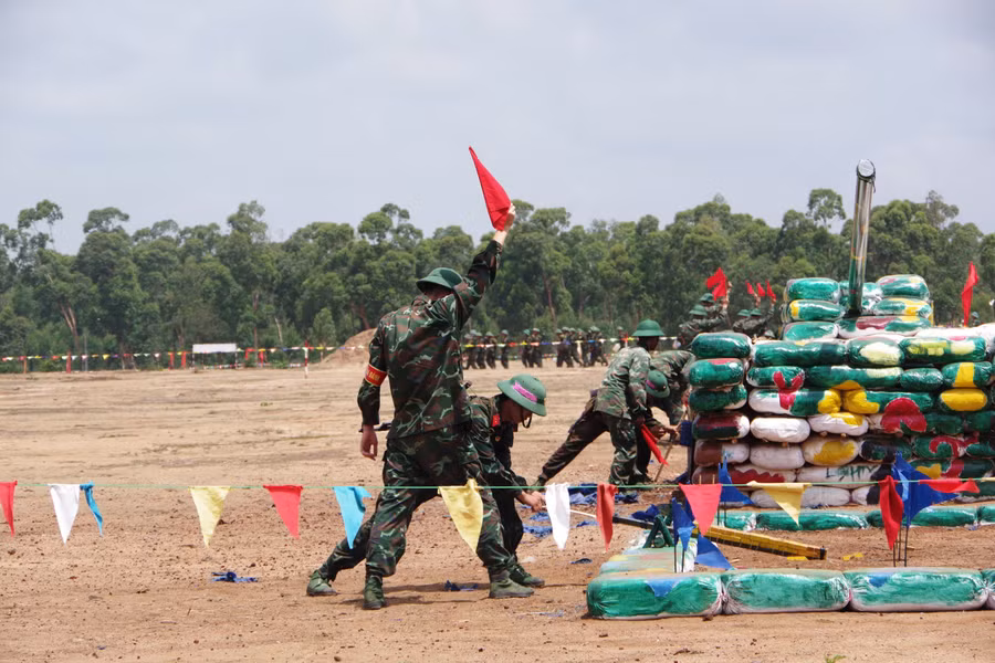 Cán bộ, chiến sĩ Sư đoàn 320 huấn luyện nội dung đánh thuốc nổ. Ảnh: Vĩnh Hoàng Cán bộ, chiến sĩ Sư đoàn 320 huấn luyện nội dung đánh thuốc nổ. Ảnh: Vĩnh Hoàng