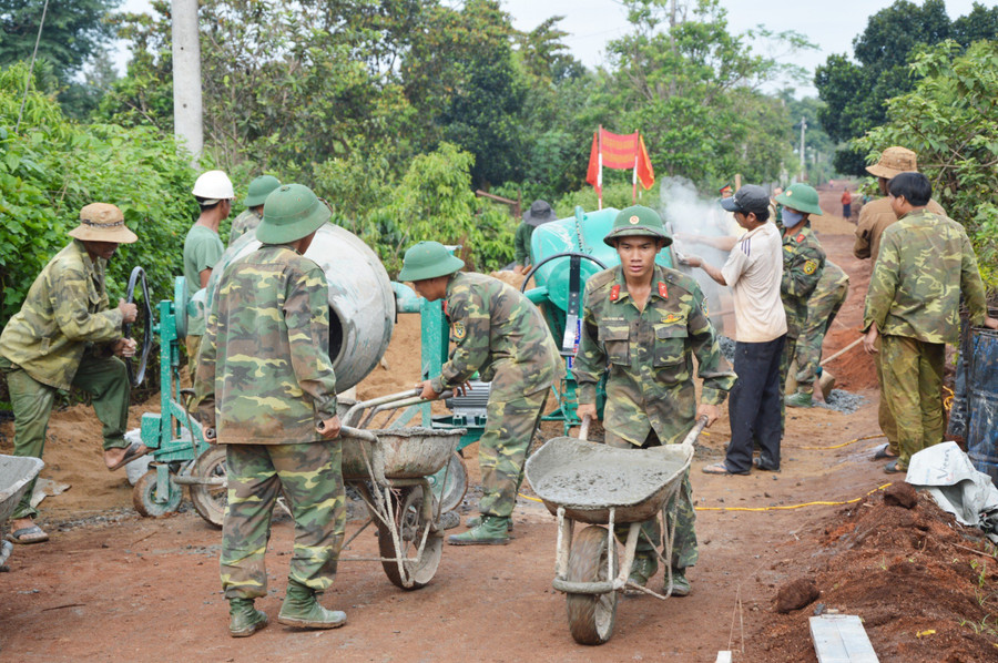 Cán bộ chiến sĩ Sư đoàn 320 giúp người dân xã Tân Sơn, TP. Pleiku xây dựng nông thôn mới. Ảnh: Vĩnh Hoàng