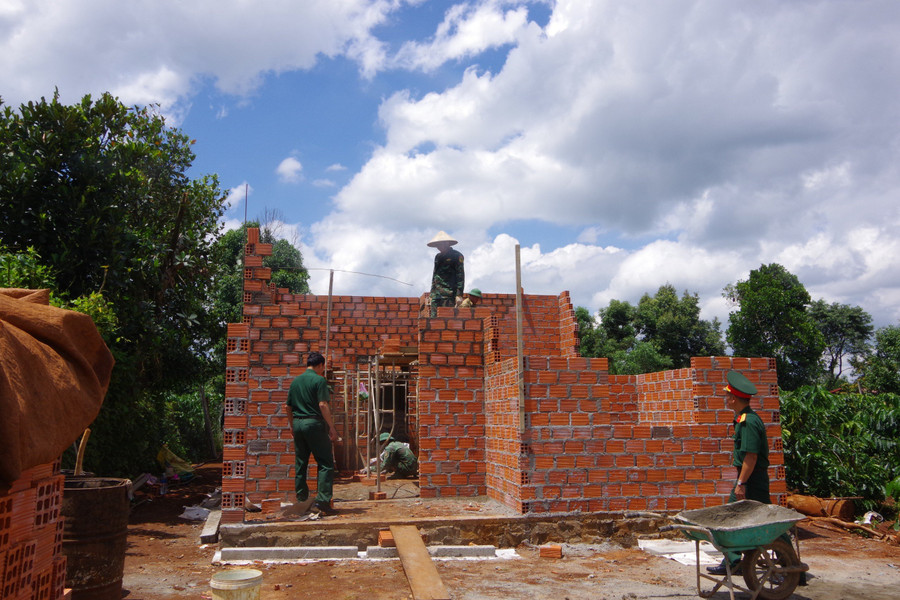 Cán bộ, chiến sĩ Sư đoàn 320 giúp người dân xã Krong, huyện Kbang xây nhà ở. Ảnh: Vĩnh Hoàng