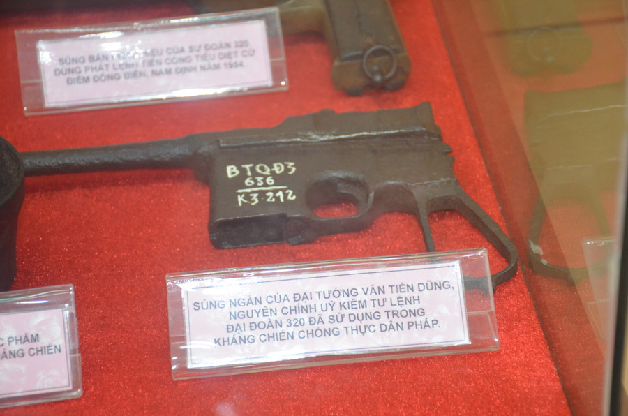Khẩu súng của Đại tướng Văn Tiến Dũng được trưng bày tại Bảo tàng Quân đoàn 3. Ảnh: Vĩnh Hoàng Khẩu súng của Đại tướng Văn Tiến Dũng được trưng bày tại Bảo tàng Quân đoàn 3. Ảnh: Vĩnh Hoàng