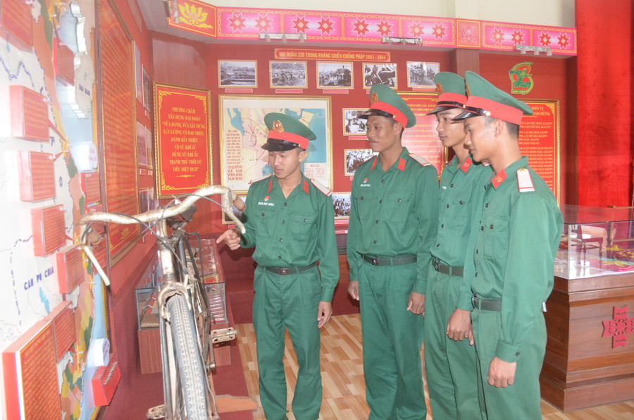 Các chiến sĩ Sư đoàn 320 tham quan chiếc xe đạp của Đại tướng. Ảnh: Vĩnh Hoàng Các chiến sĩ Sư đoàn 320 tham quan chiếc xe đạp của Đại tướng. Ảnh: Vĩnh Hoàng