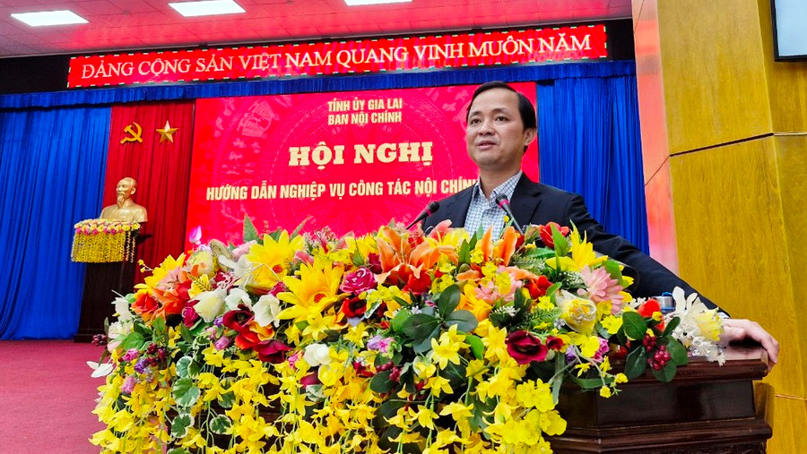 Tiến sĩ Nguyễn Xuân Trường hướng dẫn, truyền đạt các nội dung. Ảnh: Vĩnh Hoàng