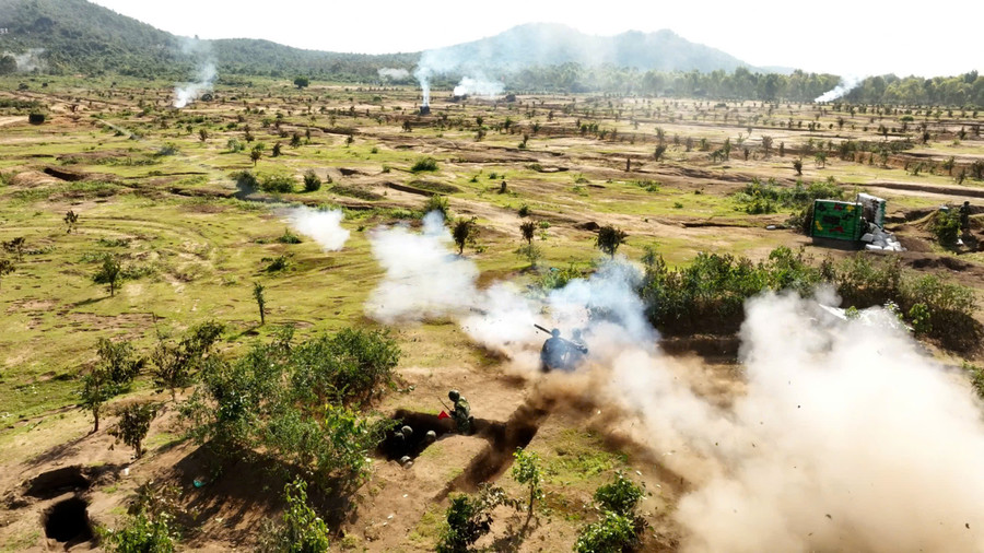 Các loại hỏa lực chi viện cho bộ binh đánh phá, chiếm cửa mở. Ảnh: Vĩnh Hoàng