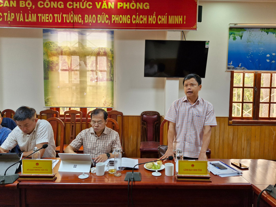 Phó Chủ tịch UBND tỉnh Nguyễn Hữu Quế nêu một số kiến nghị. Ảnh: Vĩnh Hoàng Phó Chủ tịch UBND tỉnh Nguyễn Hữu Quế nêu một số kiến nghị. Ảnh: Vĩnh Hoàng