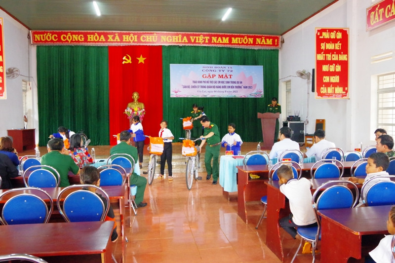 Các em học sinh được nhận xe đạp, tiền ăn và nhu yếu phẩm. Ảnh: Vĩnh Hoàng Các em học sinh được nhận xe đạp, tiền ăn và nhu yếu phẩm. Ảnh: Vĩnh Hoàng