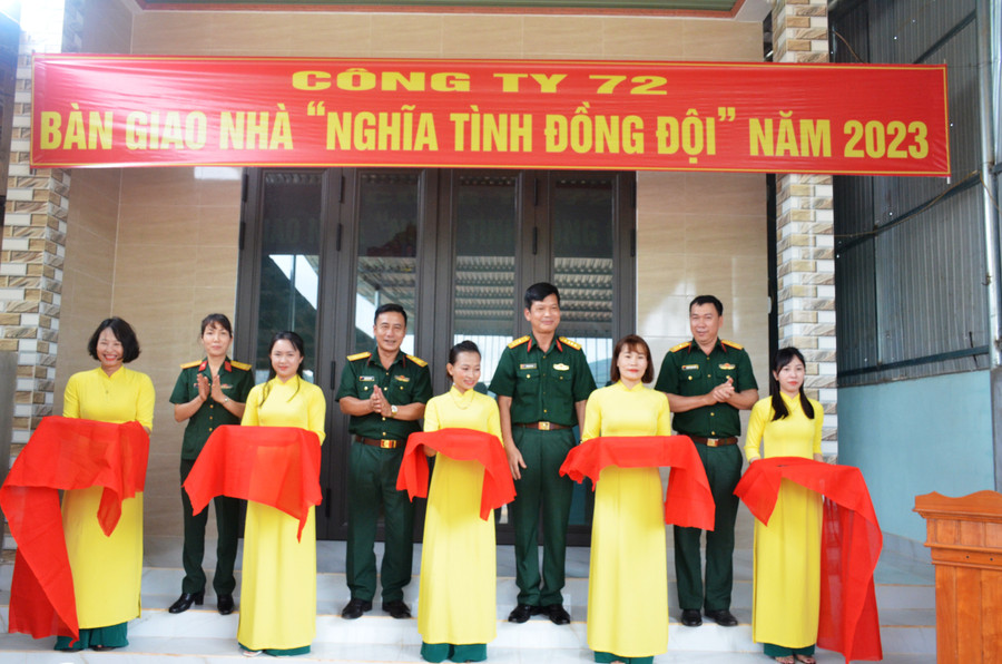 Trao nhà cho anh Hoàng Văn Thạch. Ảnh: Vĩnh Hoàng Trao nhà cho anh Hoàng Văn Thạch. Ảnh: Vĩnh Hoàng