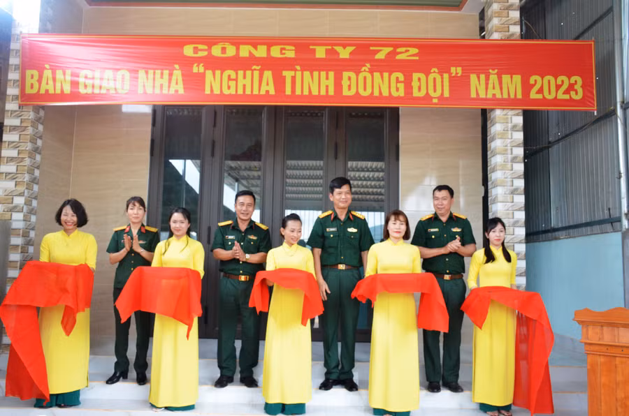 Trao nhà cho anh Hoàng Văn Thạch. Ảnh: Vĩnh Hoàng