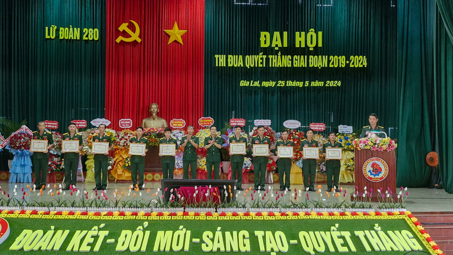 Khen thưởng các tập thể và cá nhân. Ảnh: Vĩnh Hoàng