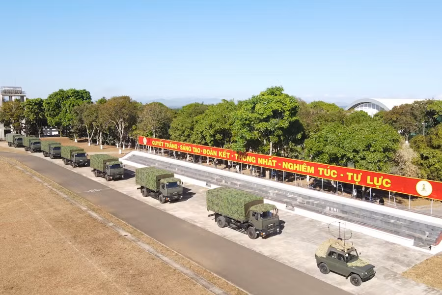 Cơ động phương tiện, trang bị ra khu vực bí mật. Ảnh: Vĩnh Hoàng