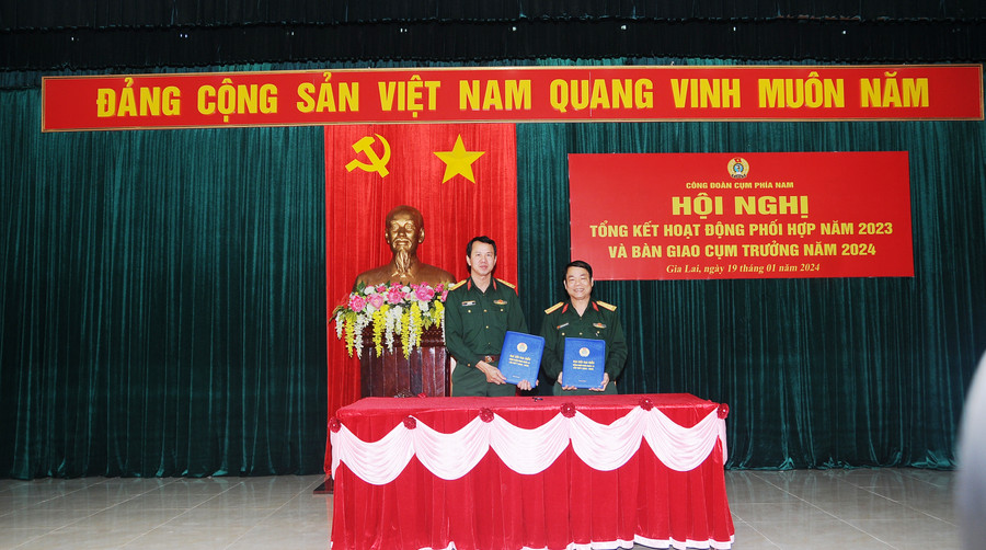 Đại diện Công đoàn Binh đoàn 15 bàn giao Cụm trưởng cho đại diện Công đoàn Bệnh viện Quân y 175. Ảnh: Vĩnh Hoàng