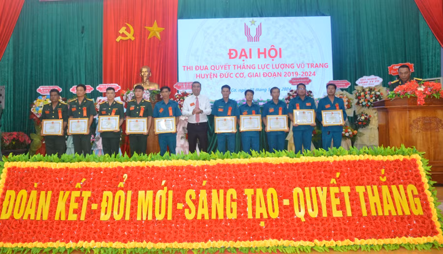 Chủ tịch UBND huyện Đức Cơ tặng giấy khen cho các tập thể có thành tích xuất sắc. Ảnh: Vĩnh Hoàng Chủ tịch UBND huyện Đức Cơ tặng giấy khen cho các tập thể có thành tích xuất sắc. Ảnh: Vĩnh Hoàng