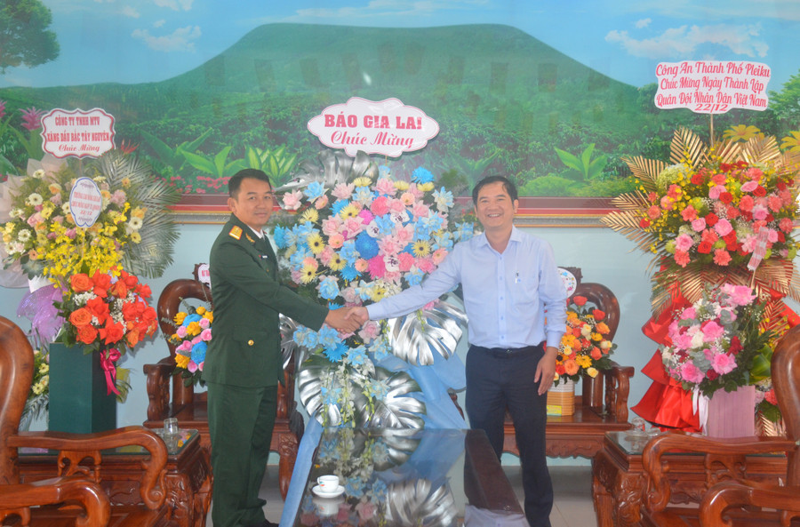 Phó tổng Biên tập Báo Gia Lai tặng hoa chúc mừng và cảm ơn Ban Chỉ huy Quân sự TP. Pleiku đã quan tâm giúp đỡ Báo xây dựng lực lượng tự vệ. Ảnh: Vĩnh Hoàng