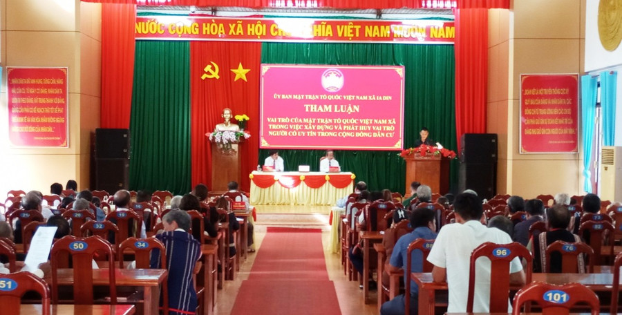 Quang cảnh buổi gặp mặt và tuyên dương người có uy tín. Ảnh: Vĩnh Hoàng