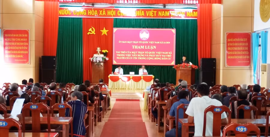 Quang cảnh buổi gặp mặt và tuyên dương người có uy tín. Ảnh: Vĩnh Hoàng