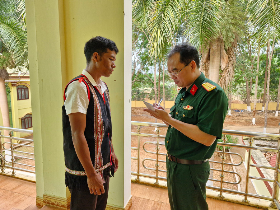 Anh Ksor Mác chia sẻ về kinh nghiệm cạo mủ của mình với phóng viên. Ảnh: Vĩnh Hoàng