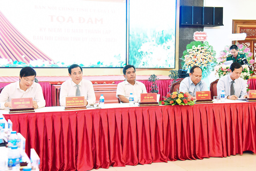 Các đồng chí lãnh đạo chủ trì buổi tọa đàm. Ảnh: Đức Thụy