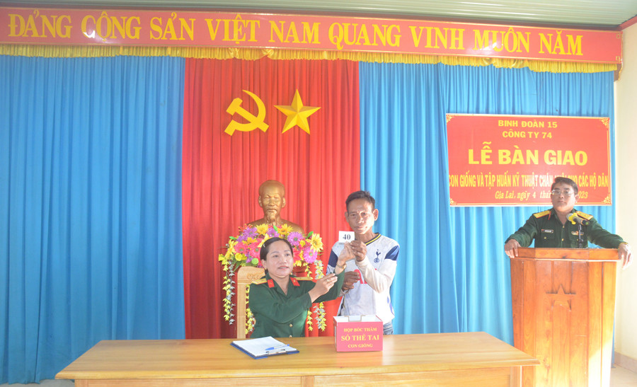Để đảm bảo công bằng, người dân bốc thăm ngẫu nhiên nhận bò. Ảnh: Vĩnh Hoàng