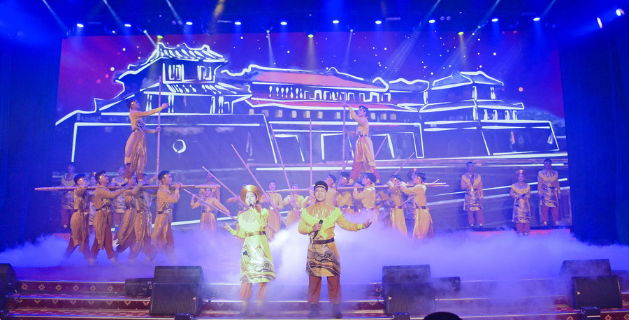 Một tiết mục biểu diễn tại đêm liên hoan. Ảnh: Vĩnh Hoàng Một tiết mục biểu diễn tại đêm liên hoan. Ảnh: Vĩnh Hoàng