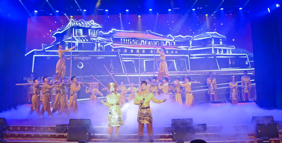 Một tiết mục biểu diễn tại đêm liên hoan. Ảnh: Vĩnh Hoàng