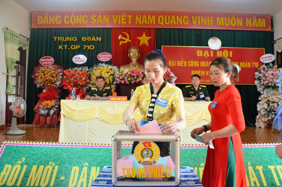 Các đại biểu bỏ phiếu bầu đoàn đại biểu đi dự Đại hội Công đoàn cấp trên. Ảnh: Vĩnh Hoàng