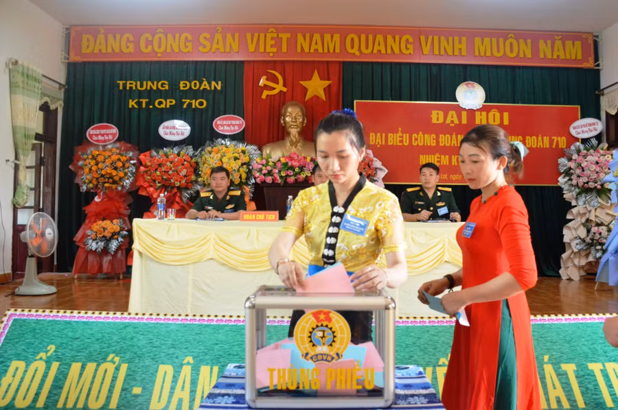 Các đại biểu bỏ phiếu bầu đoàn đại biểu đi dự Đại hội Công đoàn cấp trên. Ảnh: Vĩnh Hoàng