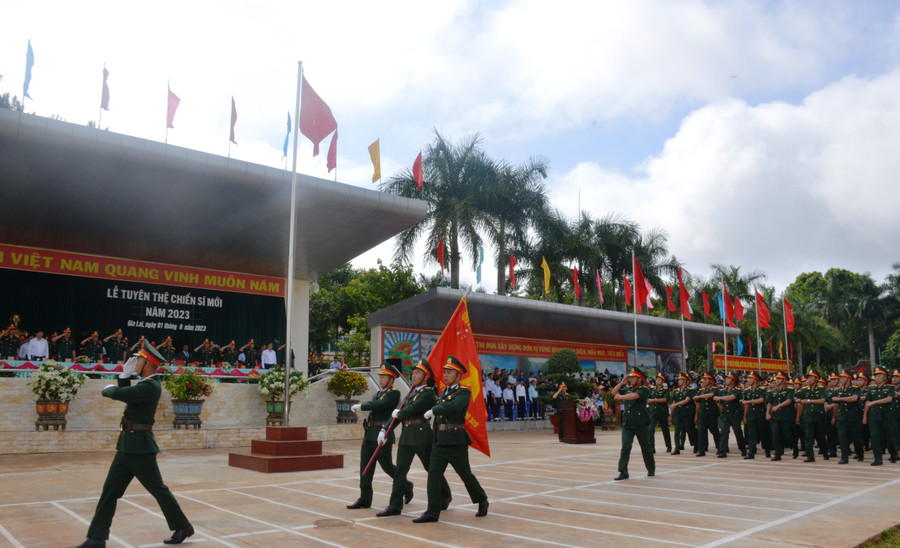 Diễu hành trong lễ tuyên thệ chiến sĩ mới ở Sư đoàn 320. Ảnh: Vĩnh Hoàng