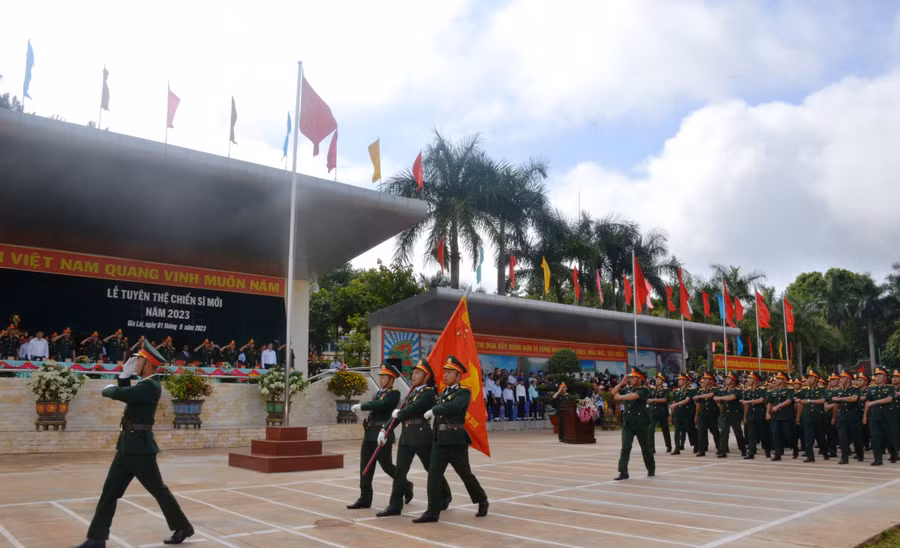 Diễu hành trong lễ tuyên thệ chiến sĩ mới ở Sư đoàn 320. Ảnh: Vĩnh Hoàng