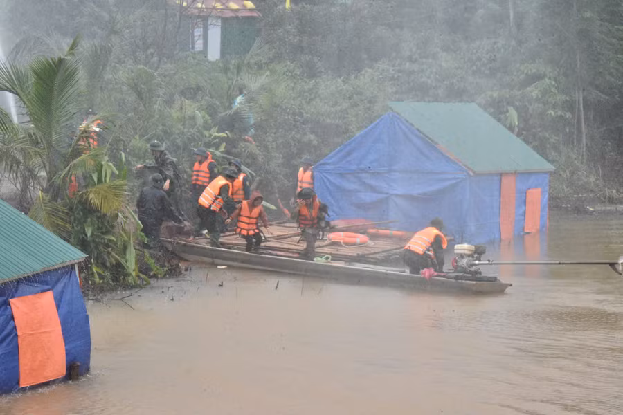 Thực binh cứu nạn người dân. Ảnh: Đức Thụy