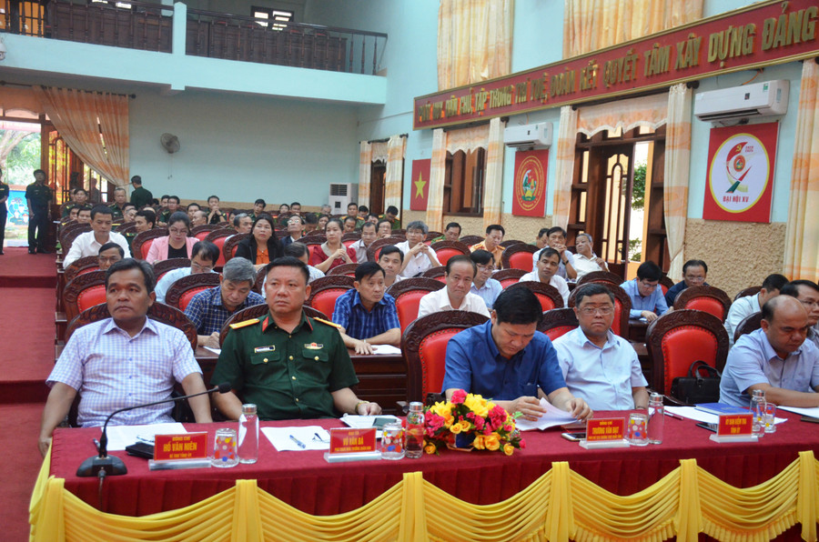 Các đồng chí lãnh đạo tỉnh dự hội nghị. Ảnh: Vĩnh Hoàng