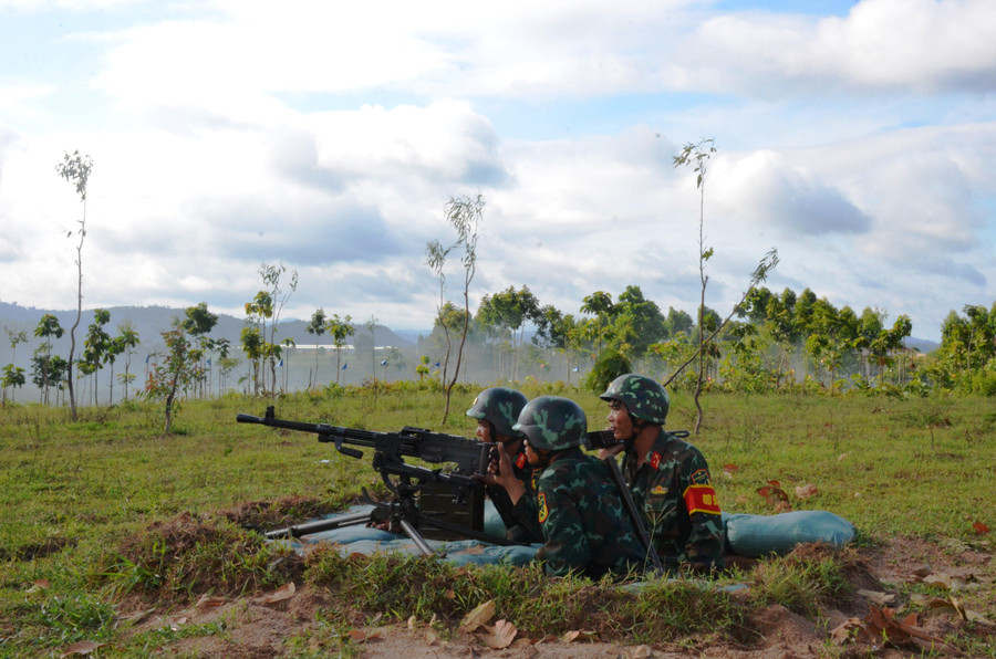Lực lượng vũ trang tỉnh huấn luyện, sẵn sàng chiến đấu. Ảnh: Vĩnh Hoàng Lực lượng vũ trang tỉnh huấn luyện, sẵn sàng chiến đấu. Ảnh: Vĩnh Hoàng