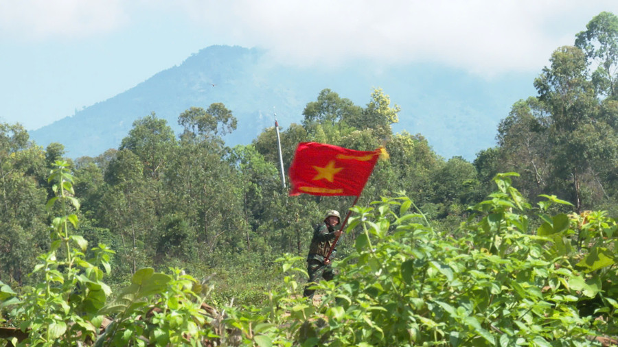 Cờ quyết chiến, quyết thắng của đơn vị báo hiệu đã tiêu diệt và chiếm giữ trận địa của địch. Ảnh: Vĩnh Hoàng