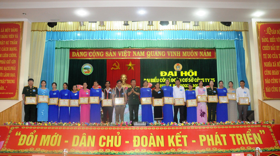 Khen thưởng các đoàn viên công đoàn có thành tích xuất sắc. Ảnh: Vĩnh Hoàng Khen thưởng các đoàn viên công đoàn có thành tích xuất sắc. Ảnh: Vĩnh Hoàng