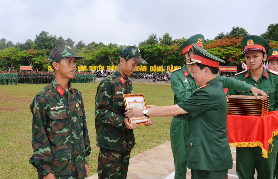 Thiếu tướng Nguyễn Văn Lanh-Chính ủy Quân đoàn 3 trao giấy khen cho các chiến sĩ mới đạt thành tích huấn luyện xuất sắc. Ảnh: Vĩnh Hoàng