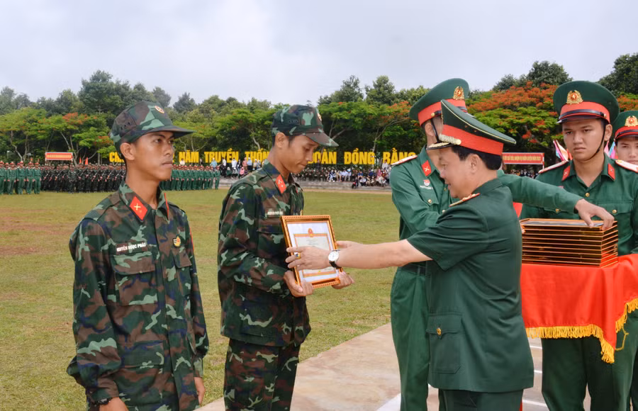 Thiếu tướng Nguyễn Văn Lanh-Chính ủy Quân đoàn 3 trao giấy khen cho các chiến sĩ mới đạt thành tích huấn luyện xuất sắc. Ảnh: Vĩnh Hoàng